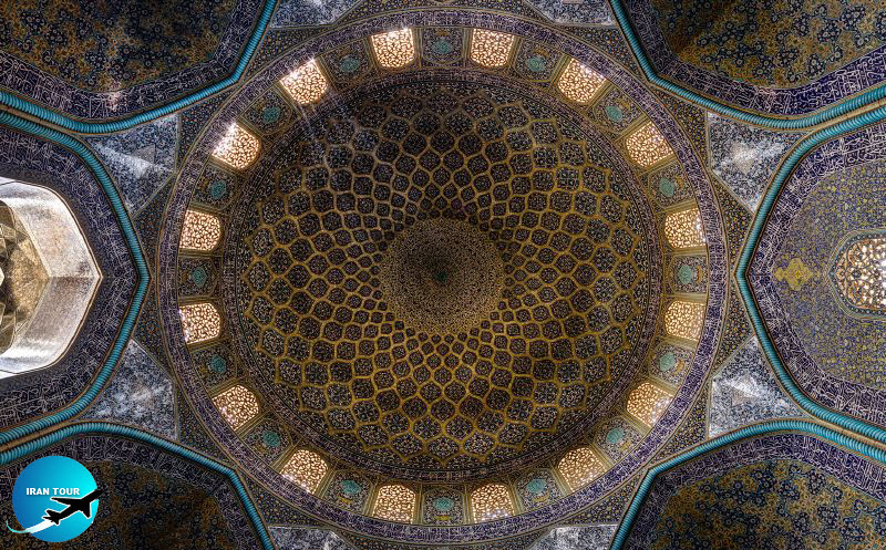 faces the main area below the dome of Sheikhlotfolah mosque