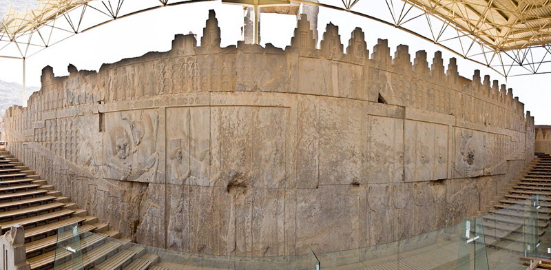 The wall of Pers e polis with bas-reliefs
